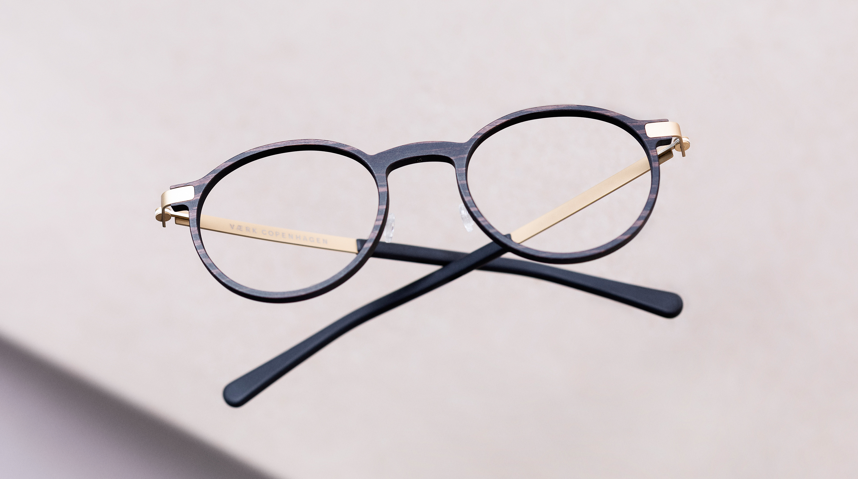 VAERK | Probeer een topbril online vind een opticien | FAVR